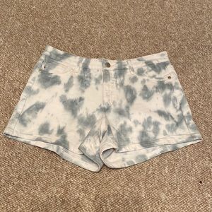 Judy Blue- Pale Tie Dye Shorts, Size Large